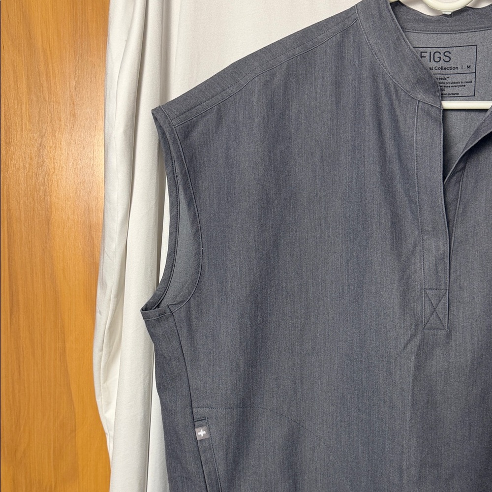 Figs Graphite Rafaela Oversized Scrub Top Size Medium - Picture 4 of 10